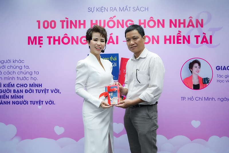 Chuyên gia Nguyễn Thủy tặng sách cho khách tham dự