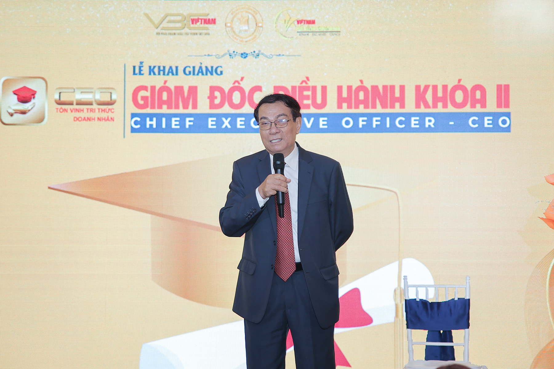 CEO  TS BUI VAN QUYEN