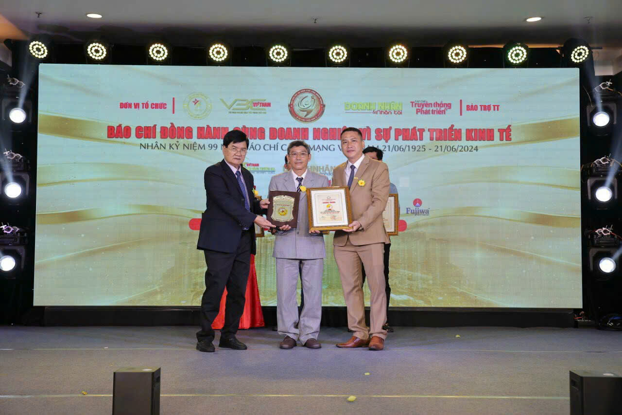 Anh Phương - Thương hiệu Hương Rừng nhận KNC Thương hiệu đồng hành tiêu biểu Anh Phương - Thương hiệu Hương Rừng nhận KNC Thương hiệu đồng hành tiêu biểu