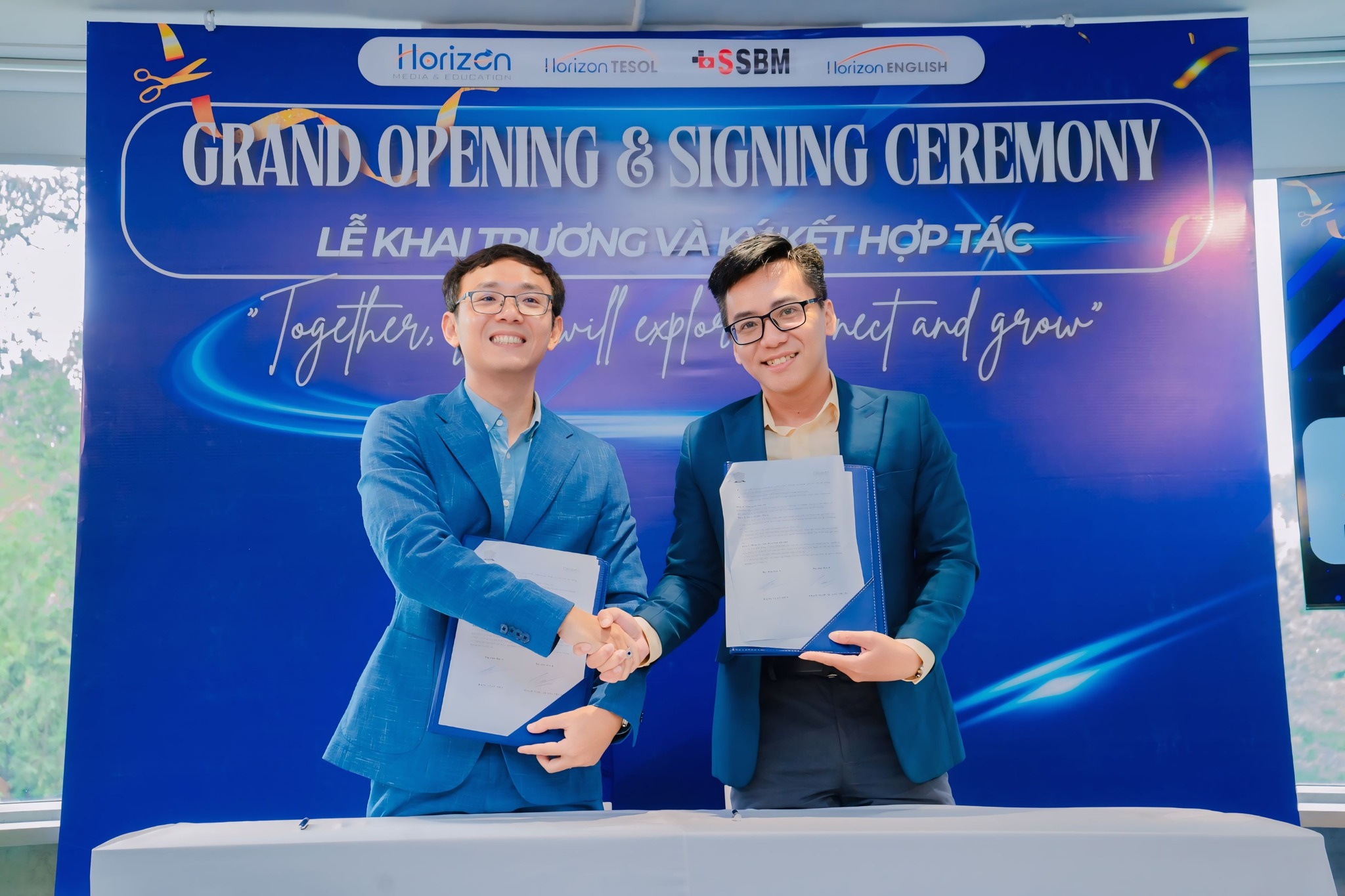 Đại diện 02 bên chụp hình lưu niệm sau khi kí kết Đại diện 02 bên chụp hình lưu niệm sau khi kí kết