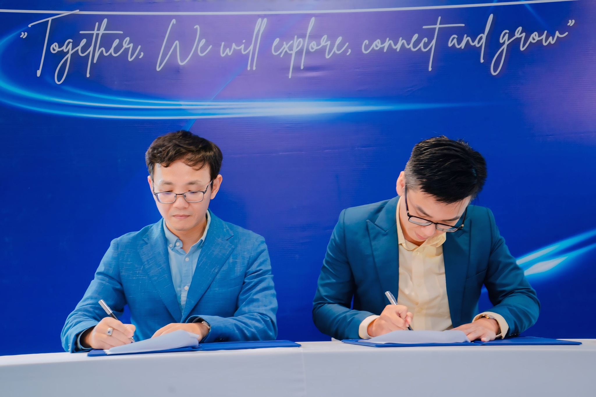 Thạc sĩ Đặng Tuấn Tiến – Chủ tịch Hội đồng đào tạo và PTNL (bên phải) và ông Phạm Ngọc Quang Trung, giám đốc Horizon ký kết hợp tác MOU Thạc sĩ Đặng Tuấn Tiến – Chủ tịch Hội đồng đào tạo và PTNL (bên phải) và ông Phạm Ngọc Quang Trung, giám đốc Horizon ký kết hợp tác MOU