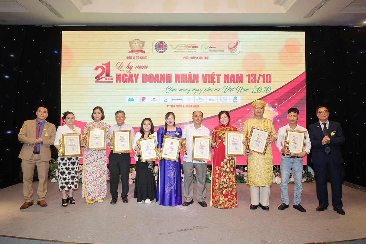 Giảng viên Đỗ Thị Thu Hằng cùng các doanh nhân giang vien cung dn