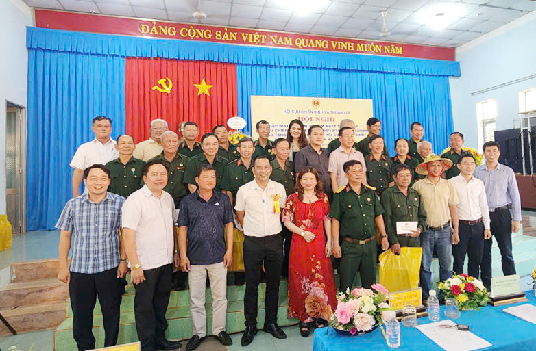 Thành viên đoàn chụp hình lưu niệm với Lãnh đạo địa phương và Cựu chiến binh. thanhvienchuphnh