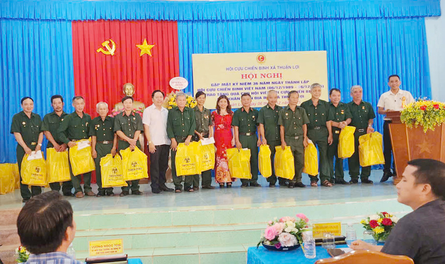 Đoàn trao tặng quà cho Cựu chiến binh xã Thuận Lợi tỉnh Đồng Nai TRAO QUA