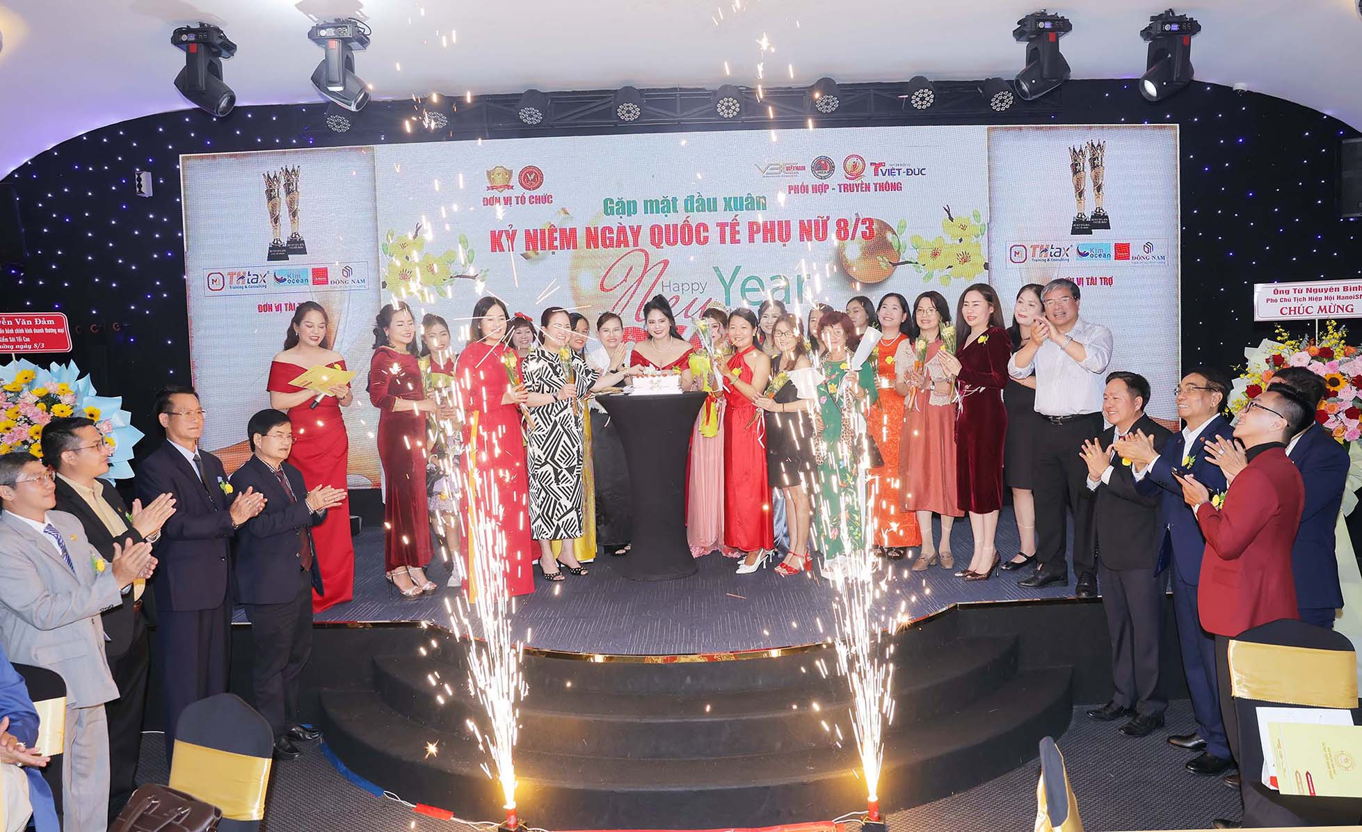 Nhân dịp này, hai giảng viên TS Nguyễn Thị Minh Đoan và Thạc sĩ Nguyễn Thị Diễm Hương cũng được BTC ghi nhận vinh danh ngày QT Phụ nữ 8.3 8282t