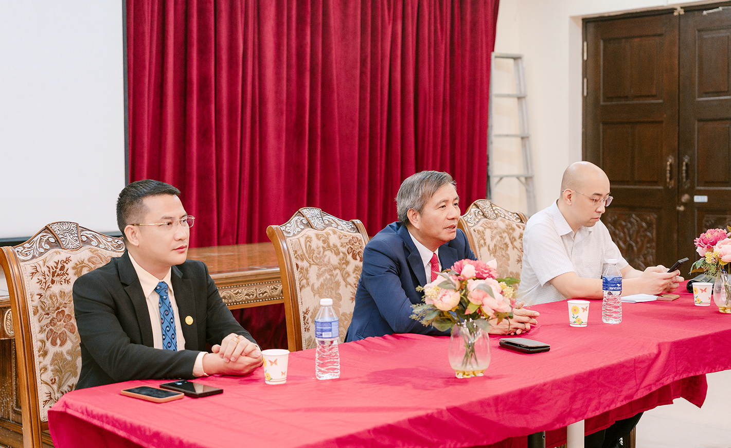 Đại sứ Đặc mệnh toàn quyền Việt Nam tại Malaysia Đinh Ngọc Linh (ngồi giữa) tiếp đoàn doanh nghiệp Việt Nam daisuqua