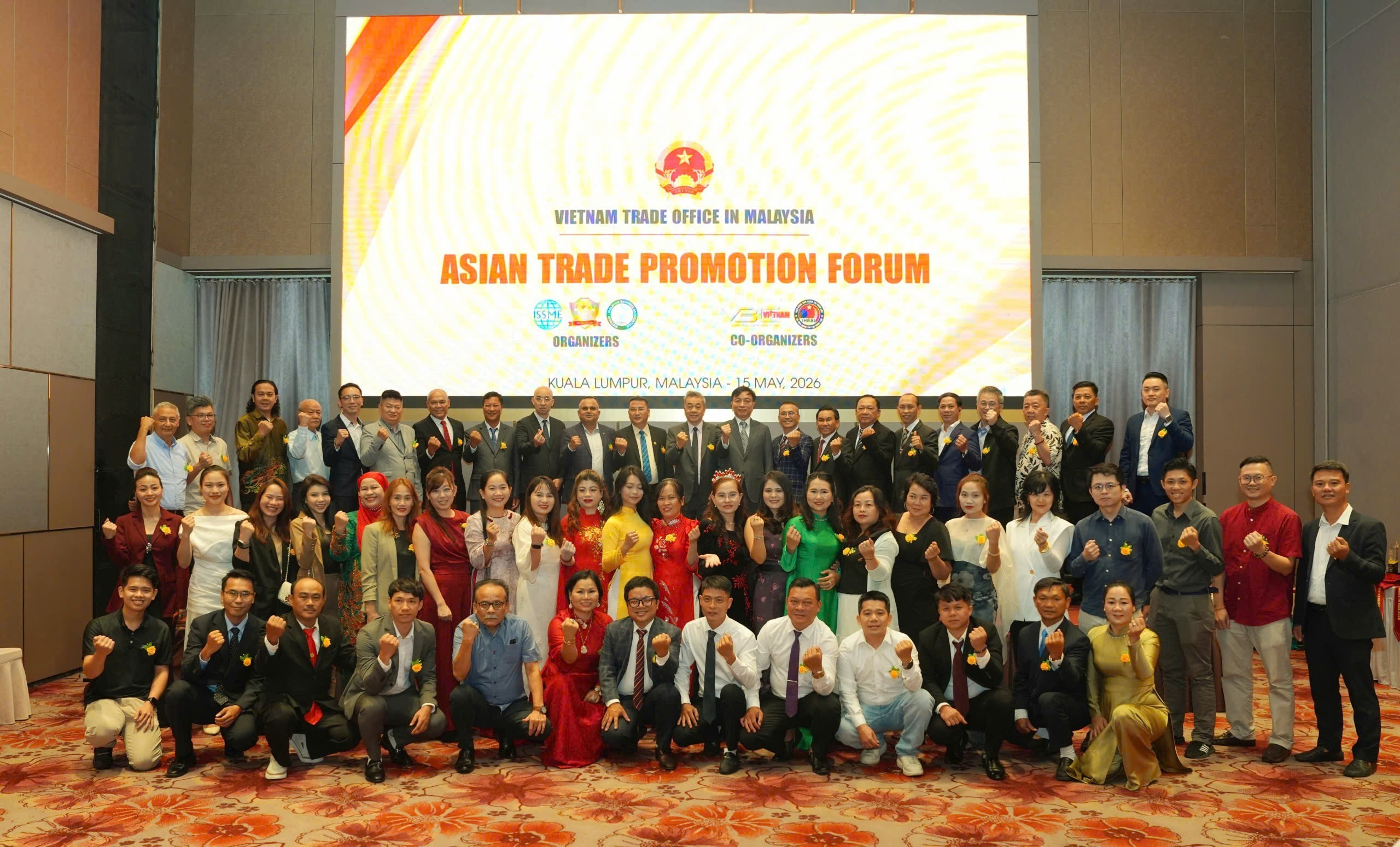 Ban tổ chức cùng các đại biểu chụp hình lưu niệm taptheforum